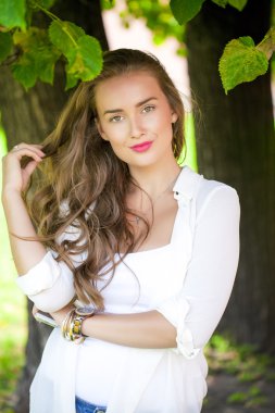 Genç güzel kadın.