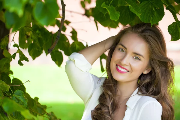 Jovem mulher bonita — Fotografia de Stock