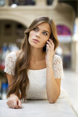 alışveriş dışında güzel bir genç bayan portresi