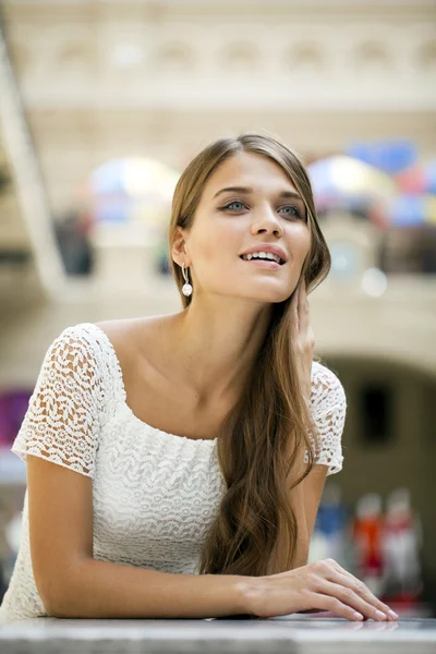 Jovem mulher bonita — Fotografia de Stock