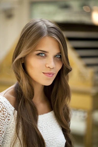 Jovem mulher bonita — Fotografia de Stock