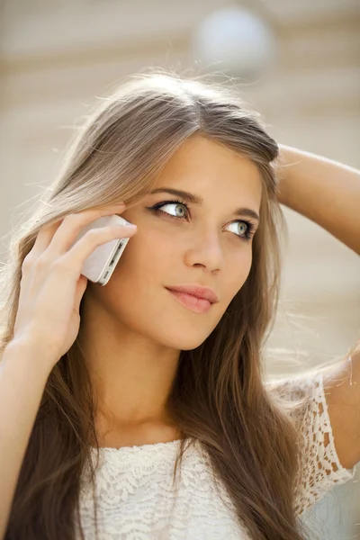 Portret van een mooie jonge dame uit winkelen — Stockfoto