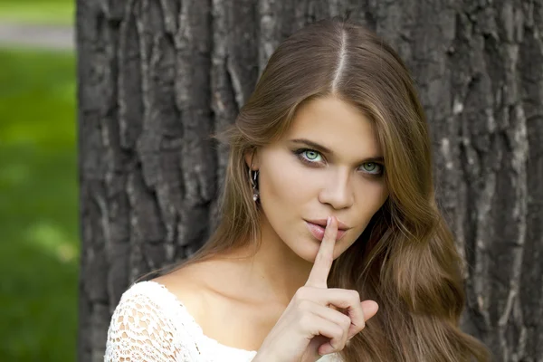 Vrouw heeft wijsvinger aan lippen als teken van de stilte — Stockfoto