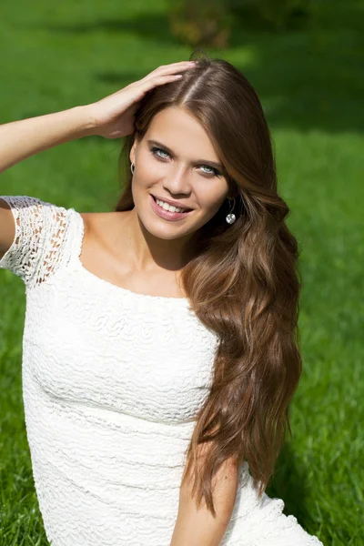 Jovem mulher bonita — Fotografia de Stock