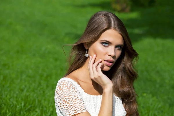 Jovem mulher bonita — Fotografia de Stock