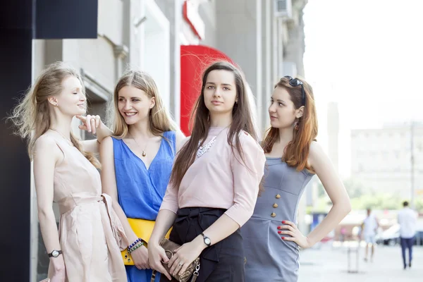 Cuatro hermosas mujeres de moda caminando por la calle — Foto de Stock