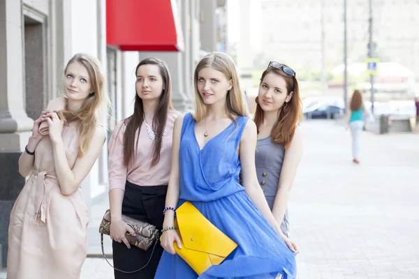 Quatro mulheres de moda bonita andando na rua — Fotografia de Stock