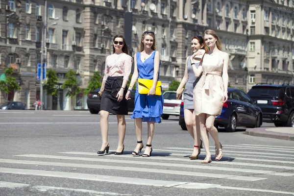 Cuatro hermosas mujeres de moda caminando por la calle — Foto de Stock