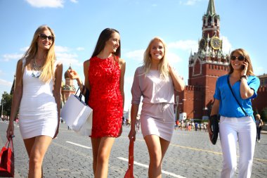 Moskova Kızıl Meydanı'nda yürüyüş dört alışveriş kadın
