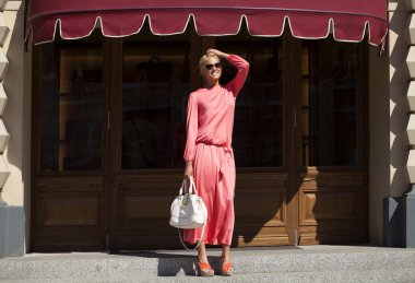 dükkanda pembe elbiseli güzel genç kadın