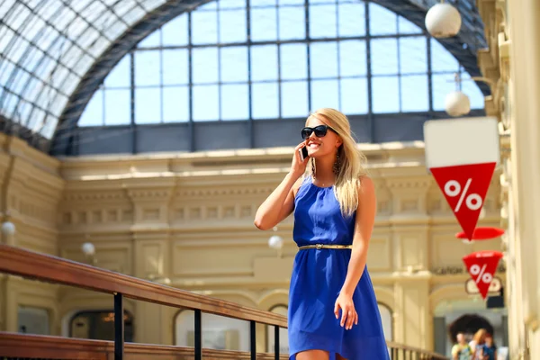 alışveriş dışında güzel bir genç bayan portresi