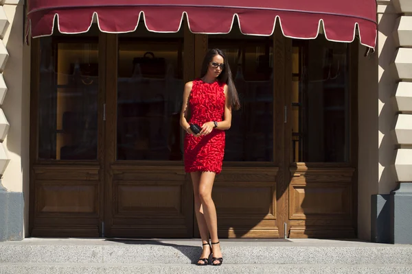 दुकान में लाल पोशाक में सुंदर महिला — स्टॉक फ़ोटो, इमेज