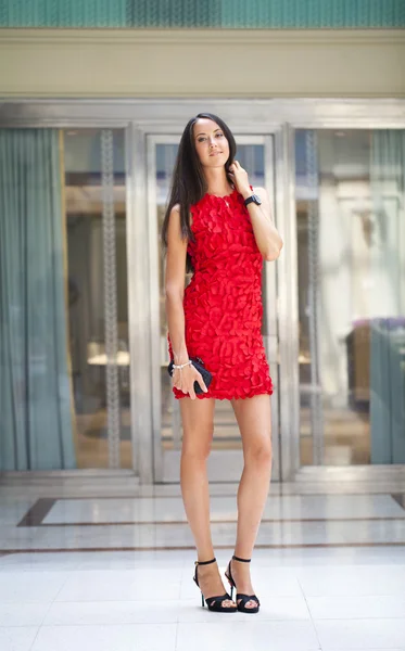Dükkanda Kırmızı elbiseli güzel kadın — Stok fotoğraf
