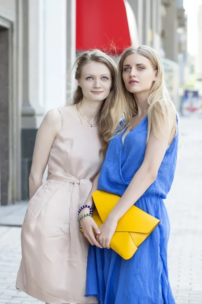 Dwóch młodych kobiet spaceru po mieście lato — Zdjęcie stockowe