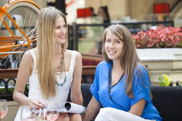 Женщины-друзья обедают вместе в торговом центре — стоковое фото