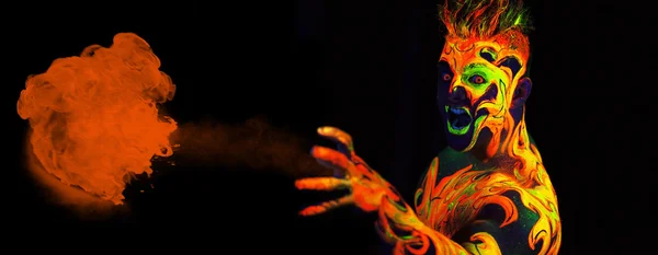 Sztuka ciała świecące w świetle ultrafioletowym — Zdjęcie stockowe