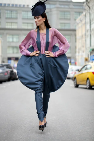 Jovem modelo bonito em uma roupa de grife elegante — Fotografia de Stock