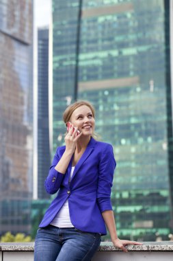 Genç sarışın telefon ederken