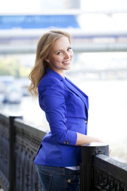 Genç sarışın mavi ceket