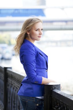 Genç sarışın mavi ceket