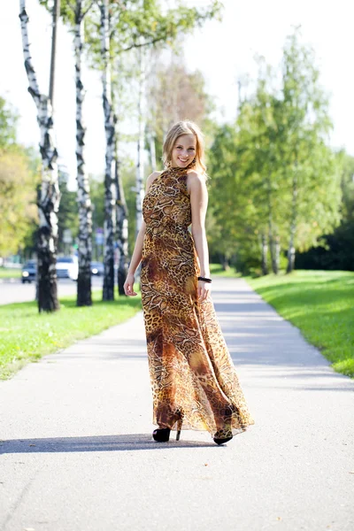 Loira bonita em leopardo impressão vestido longo — Fotografia de Stock