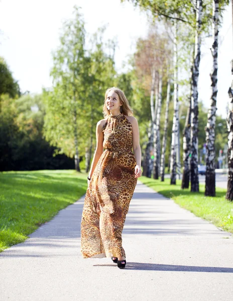 Loira bonita em leopardo impressão vestido longo — Fotografia de Stock