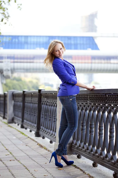 Bella giovane bionda in una giacca blu — Foto Stock