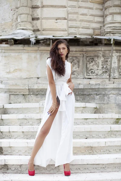 Retrato de jovem mulher em vestido branco longo — Fotografia de Stock
