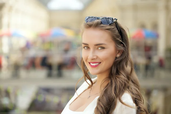 Jovem mulher bonita — Fotografia de Stock