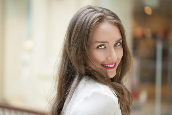 Jovem mulher bonita — Fotografia de Stock