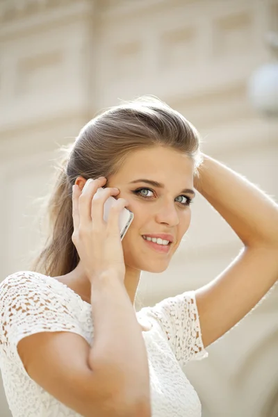 Mooie jonge vrouw — Stockfoto