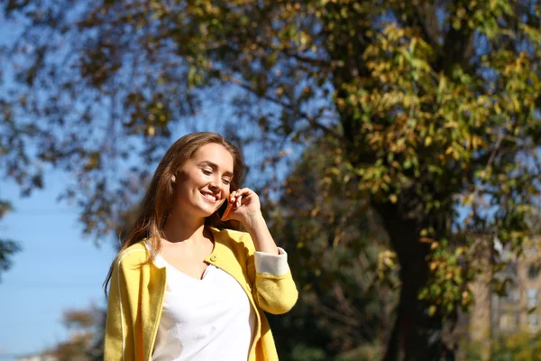 Happy beautiful woman calling by phone — Stock Photo, Image