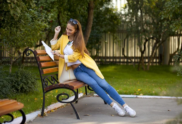 Krásná mladá žena ve žlutém kabátě — Stock fotografie