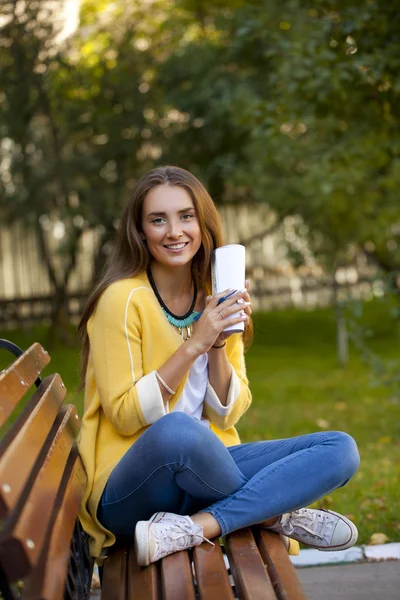 Bella giovane donna in cappotto giallo — Foto Stock