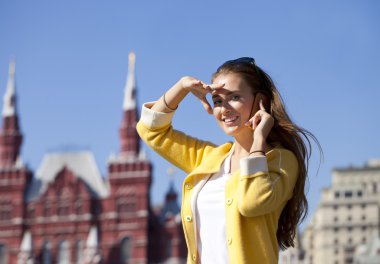 telefon ederken mutlu güzel kız 