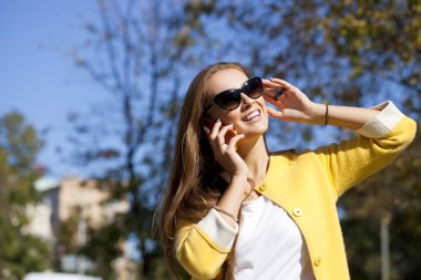 telefon ederken mutlu güzel kadın 