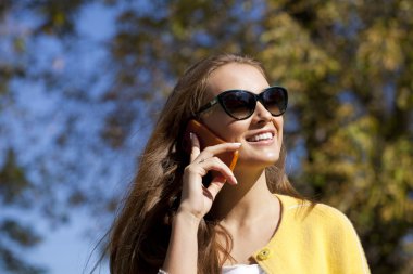 telefon ederken mutlu güzel kadın 