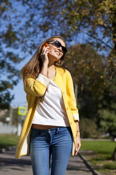 telefon ederken mutlu güzel kadın 