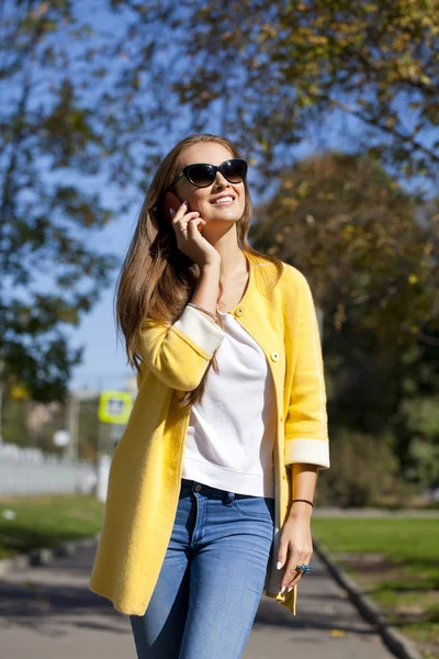 Happy beautiful woman calling by phone — Stock Photo, Image