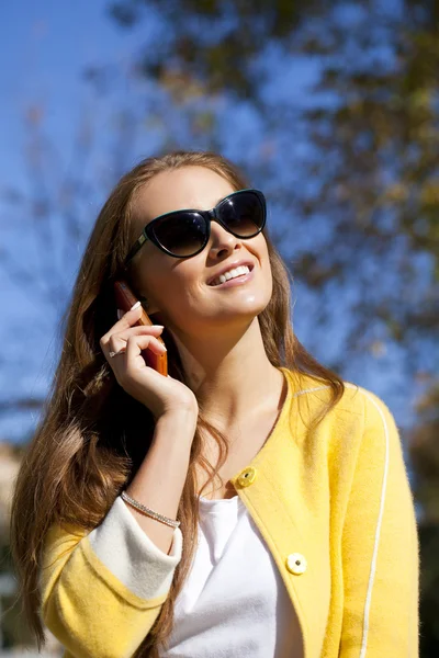 Happy beautiful woman calling by phone — Stock Photo, Image