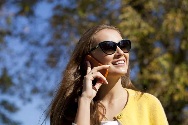 telefon ederken mutlu güzel kadın 