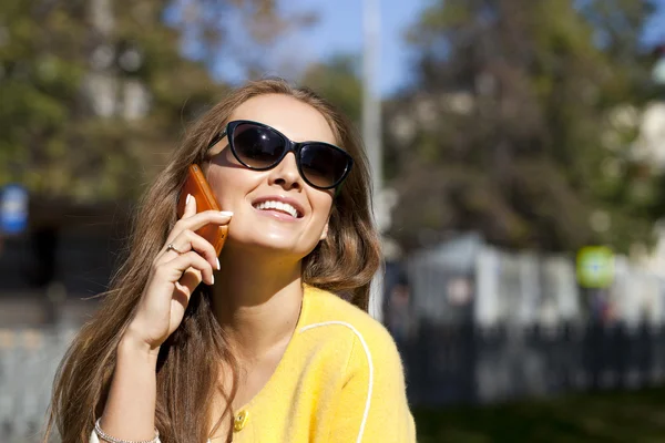 Glad vacker kvinna ringer via telefon — Stockfoto