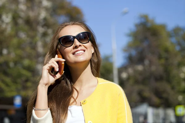 Glad vacker kvinna ringer via telefon — Stockfoto