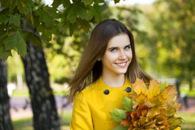 mutlu genç kadın sarı montlu sonbahar Park