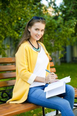 güzel bir genç kadın sarı ceket