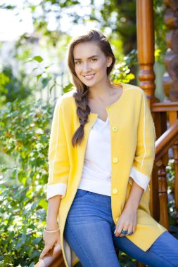 ahşap ev verandada duran mutlu genç kadın