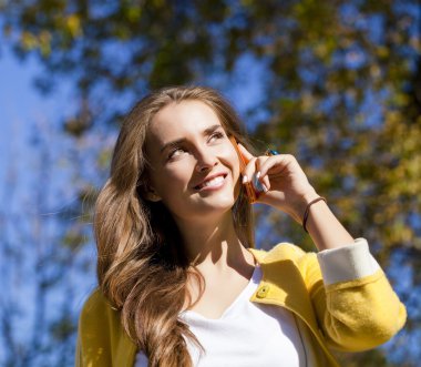 telefon ederken mutlu güzel kadın 