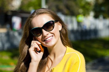 telefon ederken mutlu güzel kadın 