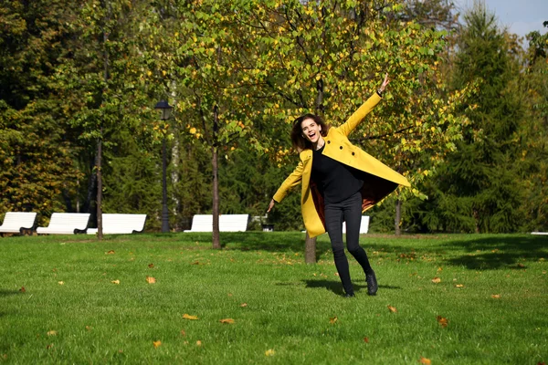 Ευτυχισμένη γυναίκα σε κίτρινο παλτό περπάτημα street φθινόπωρο — Φωτογραφία Αρχείου