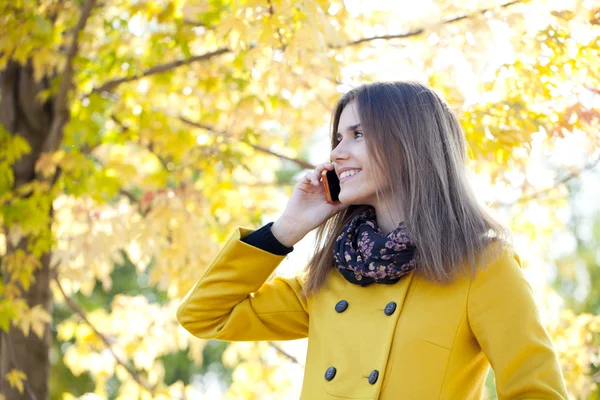 Telefon ederken mutlu güzel kadın — Stok fotoğraf